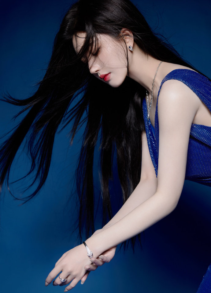 开云体育官方网站-CF尚香坐在钢筋上正能